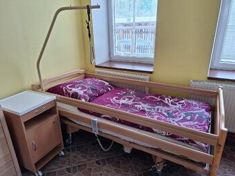 Polohovací elektrická postel