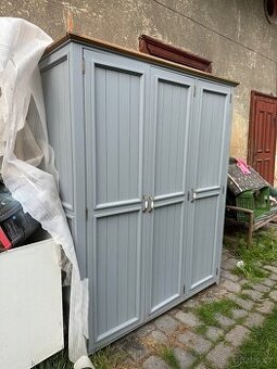 Masivni skrin - sedomodra Provance. Ceska vyroba na zakazku.