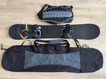 Snowboard 155 cm, Flow vázání, chránič páteře a obal