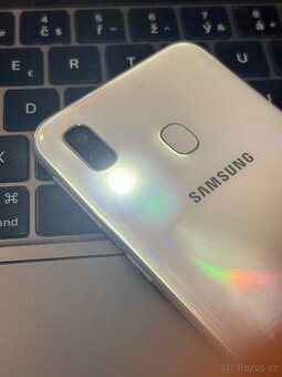 🆕 Samsung Galaxy A40 – na náhradní díly nebo opravu