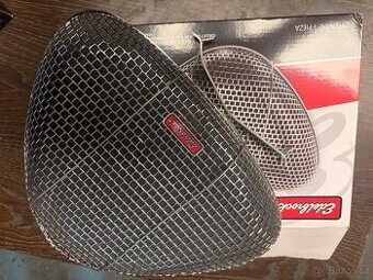 Edelbrock vzduchový filtr.