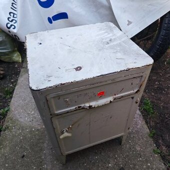 kovová industriální skřínka - stolek