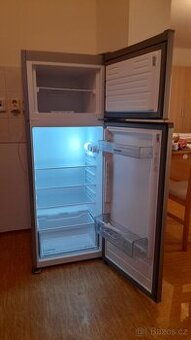 Lednice s mrazakem SHARP