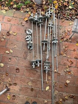 Spínací tyče na bedneni