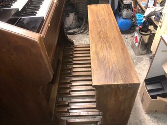 PRODÁM DVOUMANUÁLOVÉ HARMONIUM S PEDÁLEM