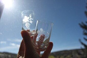 broušené skleničky na víno