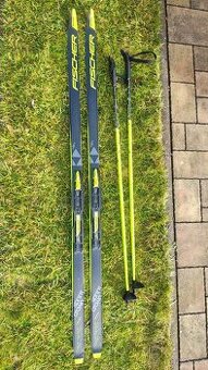 běžecké lyže a hůlky