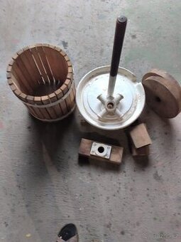 Ruční lis na ovoce