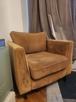 Křeslo - sametové, horčicová barva.