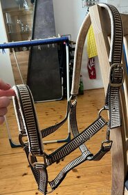 Úklid skříní - více věcí na koně - drobnosti za pamlsky :)