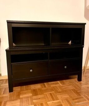 TV STOLEK S NÁSTĚNNOU POLICÍ IKEA HEMNES