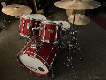 Profesionální bicí Pearl BLX Birch (Sequoia Red).