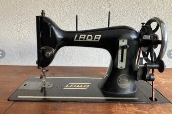 Šicí stroj LADA