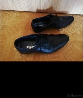 Pánský oblek a společenská obuv