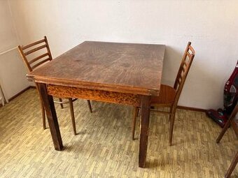 Jídelní rozkládací stul a 4 židle