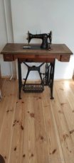 Historický šlapací šicí stroj / stůl Veritas