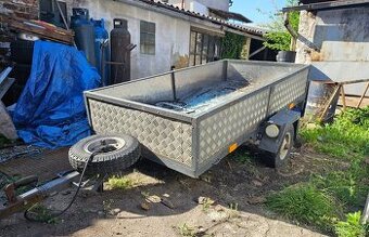 Přívěsný vozík za auto