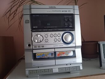Hifi věž aiwa , plně funkční na tři CD .
