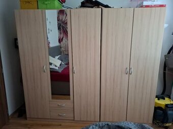 Daruji za odvoz skříň šatní do ložnice