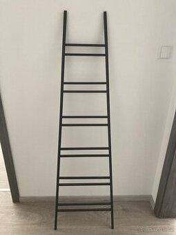Černý dekorační žebřík