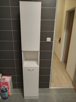 Koupelnová skříňka s košem na prádlo