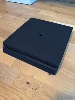 PS4 Slim +nabíjecí stojan