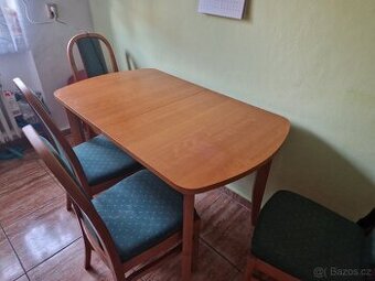 Rozkládací stůl s židlemi