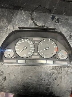 Budíky bmw e34 535i