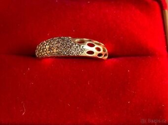 Krásný zlatý prsten osazený zirkony