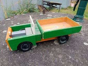 Veliké dřevěné auto