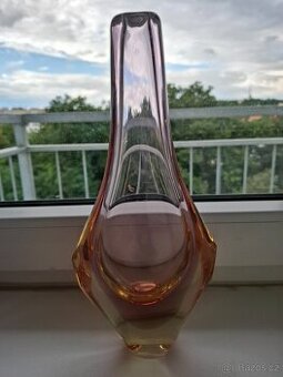 Váza z hutního skla