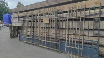 Stará železná brána s brankou