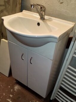 Umyvadlo, žebřík, skříňka