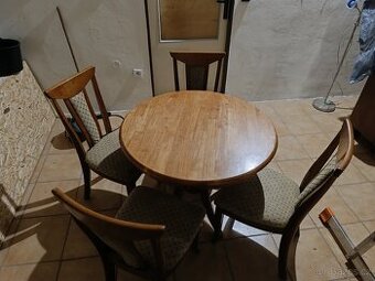 Jídelní stůl s židlemi