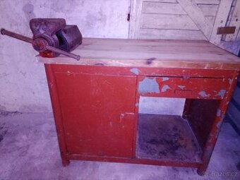 Prodám pracovní stoly do dilny