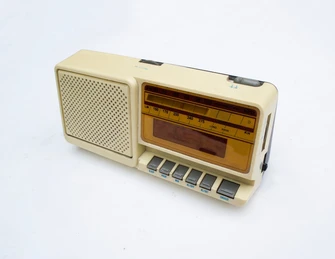 Starý budík s rádiem