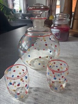 Karafa a dvě malé skleničky