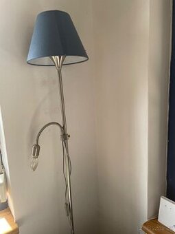 Stojaci lampa a lampicka