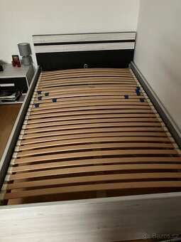 Postel s roštem + noční stolek