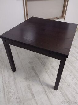 Rozkládací jídelní stůl masiv