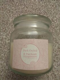 Nová vonná svíčka - dark orchid a patchouli
