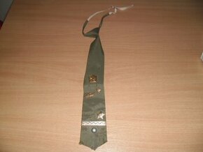 kravata s odznaky