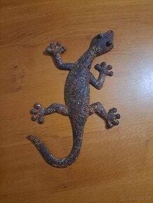 Kovová dekorace - gekon