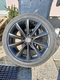 Tesla model X kola a pneumatiky zimní r20