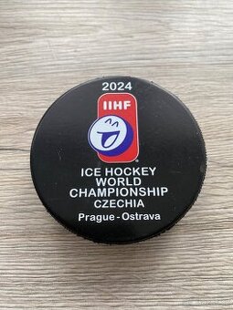 Hokejový puk z MS2024