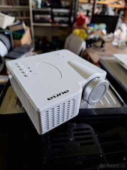 Mini projektor AUNA.