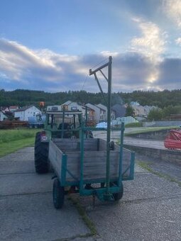 Kára za traktor s jeřábem