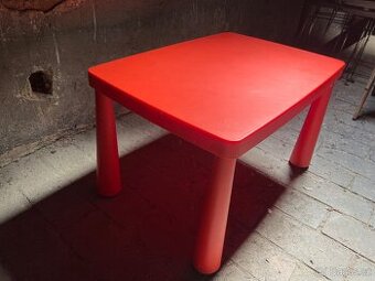Dětský stůl IKEA MAMMUT – plastový, červený