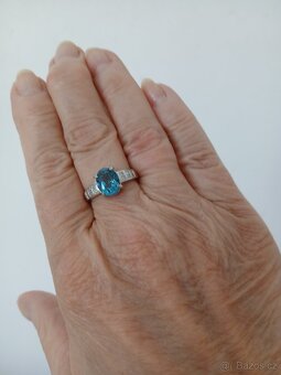Stříbrný prsten Topaz Swiss blue,s drobnými zirkonkami