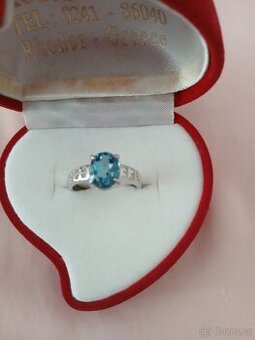 Stříbrný prsten Topaz Swiss blue,s drobnými zirkonkami